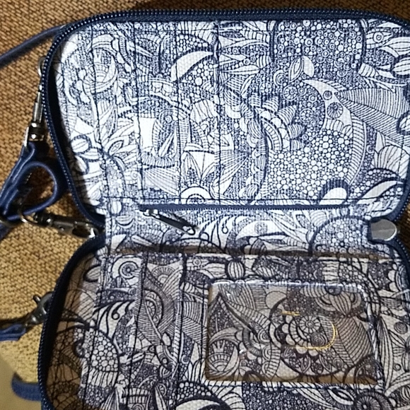 Sakroots Artist Circle Smartphone Wristlet Wallet Crossbody Bag Floral NWOT - Picture 4 of 4